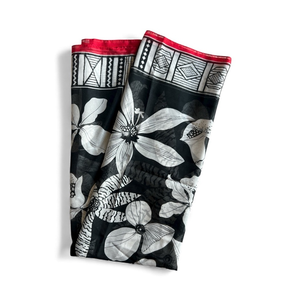 Peppermint Bay made in Italy White black floral large scarf 61”x 37,5”